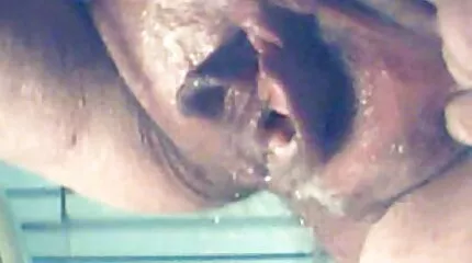 Spicy video i strømpebukser, hvor en pige lavede et pornofilm med dansk tale hul, der malkede en handjob