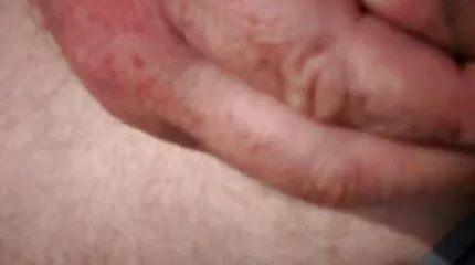 Pigen stikker sit ben i røven på en mand efter eksemplet med gode sexfilm Ale Pan