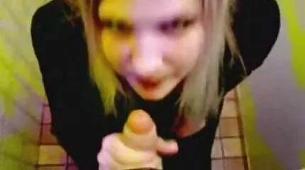 Mens en anal danske piger xxx pige bliver fanget, bliver den anden hore afhentet