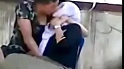 Mens manden ikke er hjemme, snyder blondinen med dansk porno gratis naboen